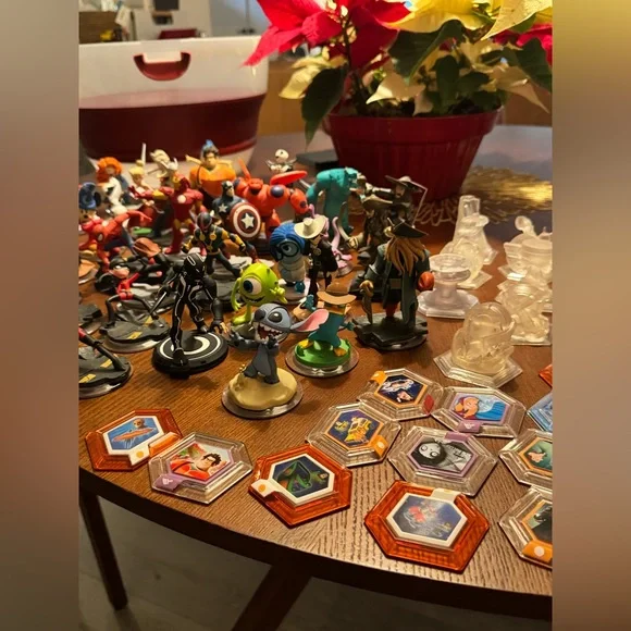 Disney infinity lot of 78 pieces